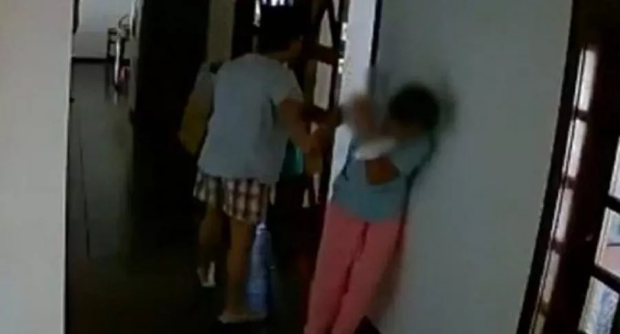 Marichu Mauro, embajadaro de Filipinas en Brasil, fue captada por una cámara seguridad agrediendo a empleada doméstica.