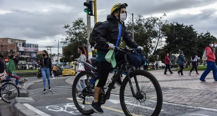 Un ciclista cruzando un semáforo en una de las principlaes calles de Suba, Bogotá.