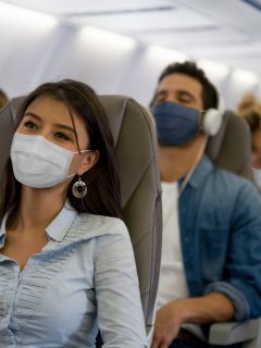 Imagen de pasajeros en un avión ilustra nota sobre baja de precios en los tiquetes de Colombia