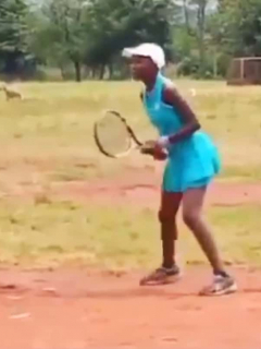 Linda Serena Machimbo, tenista de 14 años que entrena en tierra