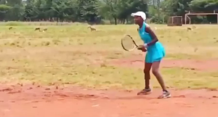 Linda Serena Machimbo, tenista de 14 años que entrena en tierra
