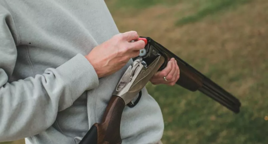 Hombre con escopeta, ilustra nota de cazador que mató accidentalmente a amigo