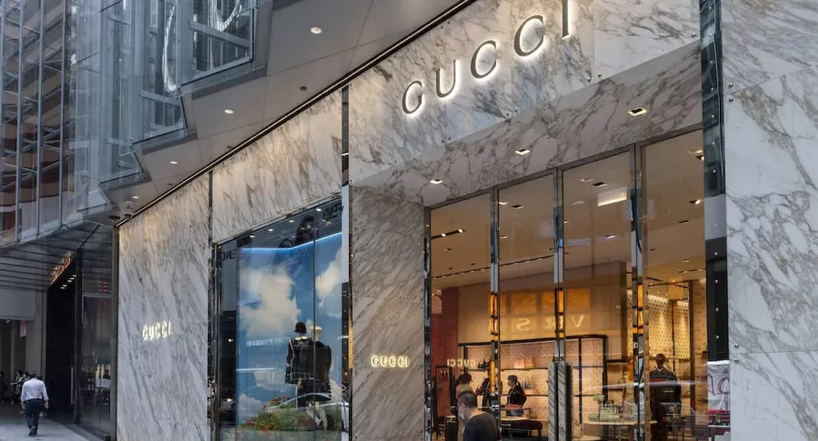 Imagen de tienda Gucci para ilustrar nota sobre las medias rotas de la marca que se agotaron