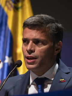 Leopoldo López en medio de la rueda de prensa que llevó a cabo en Madrid, España.