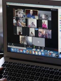 Clase virtual por Zoom. (imagen de referencia).