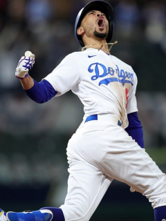 Mookie Betts, de los Dodgers, celebra el jonrón que selló su victoria sobre los Rays de Tampa.