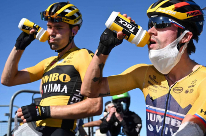 Tom Dumoulin se retira de la Vuelta a España. Imagen de referencia junto a Primoz Roglic.