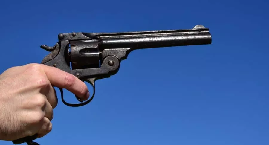 Imagen de una pistola, que ilustra nota de hombre que recibió disparo en la cara durante atraco, en Bogotá