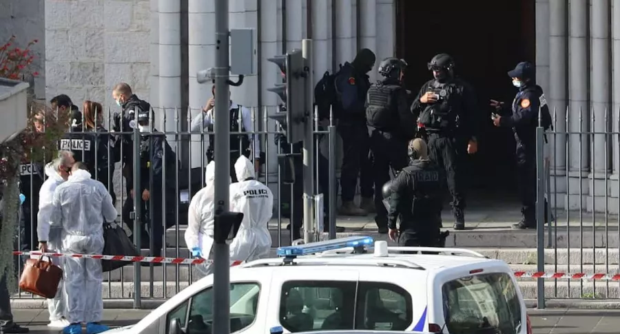 Con puñal, hombre mata a 3 personas en Niza, Francia.