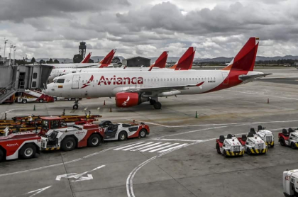 Aviones de Avianca, empresa que llegó a un acuerdo con el sindicato de pilotos, permanecen en la pista del Aeropuerto Internacional El Dorado.