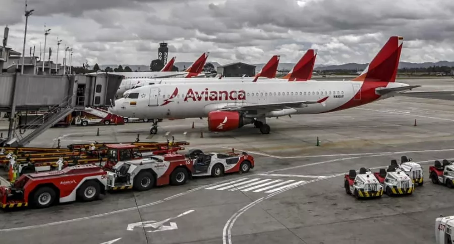 Aviones de Avianca, empresa que llegó a un acuerdo con el sindicato de pilotos, permanecen en la pista del Aeropuerto Internacional El Dorado.