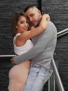 Foto de Jessi Uribe con Paola Jara celebrando su amor.