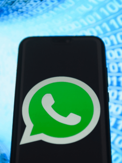 Logotips de WhatsApp y Telegram para ilustrar nota sobre qué aplicación consume más datos en videollamada