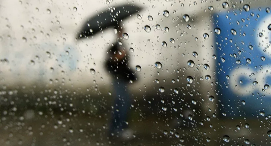 Hombre con paraguas ilustra artículo ¿Por qué hace tanto bochorno en estos días antes de llover?