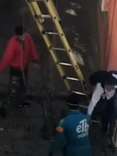 Momento en que ladrones intimidan a operario de la ETB para robarlo.