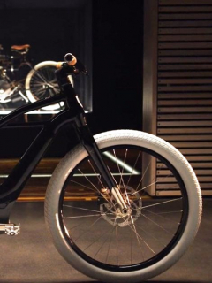 La nueva bicicleta Harley Davidson tiene luz incorporada y una línea muy clásica, con detalles propios de la marca.