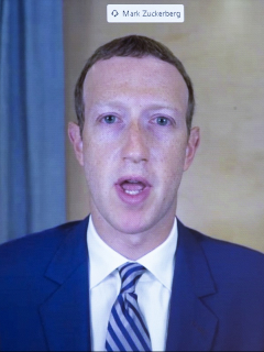 Mark Zuckerberg, que manifestó su preocupación por ola de violencia en EE.UU. tras elecciones, aparece en un monitor mientras testifica de forma remota durante la audiencia del Comité de Comercio, Ciencia y Transporte del Senado.