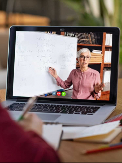 Imagen ilustrativa de clases virtuales, a propósito de amenazas que han recibido profesores por "dejar muchas tareas"