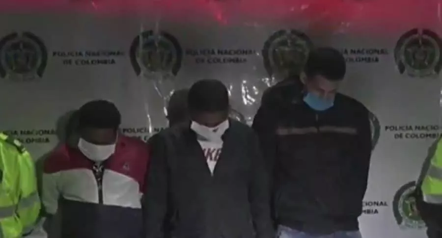 Imagen del momento en que capturan a 3 “extranjeros” que asaltaron licorería en Bogotá