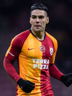 Falcao con la camiseta del Galatasaray, ilustra nota de temblor en Turquía que colapsó edificios