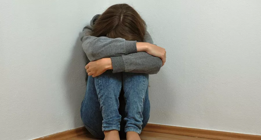 Imagen de niña lamentándose ilustra nota sobre menor de 8 años que habría sido abusada por su primo de 17 