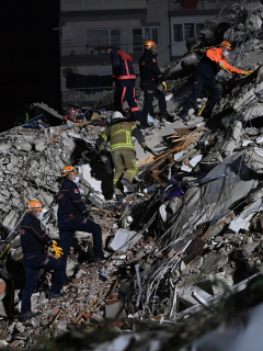 Rescatistas buscando sobrevivientes de sismo en Turquía