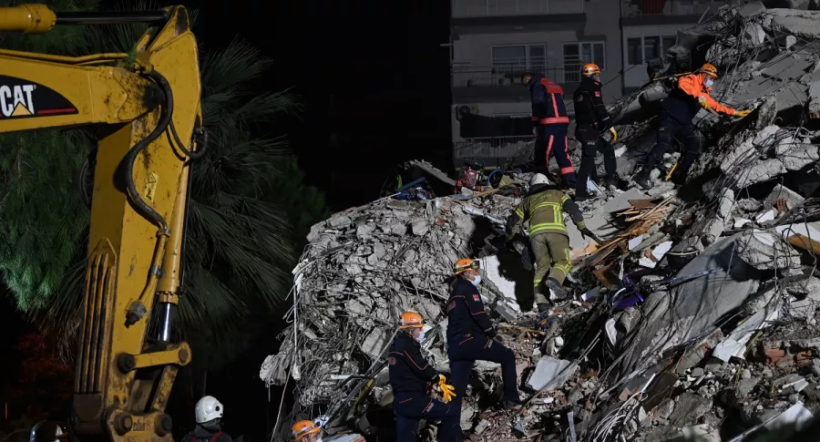 Rescatistas buscando sobrevivientes de sismo en Turquía