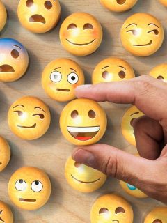 Imagen de emojis, ilustra nota sobre cómo poner los emojis, antes o después del punto.