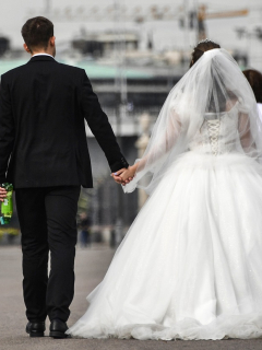 Pareja de recién casados ilustra artículo Buscan que padres no autoricen bodas entre adolescentes