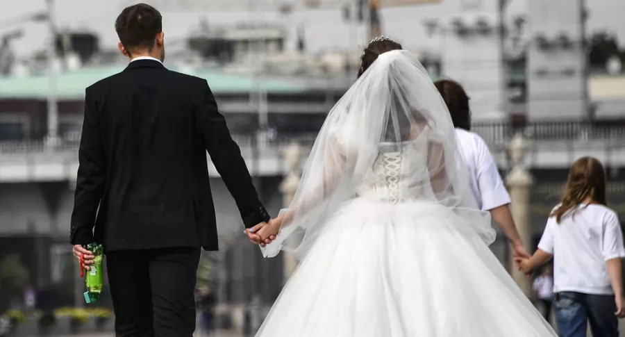 Pareja de recién casados ilustra artículo Buscan que padres no autoricen bodas entre adolescentes