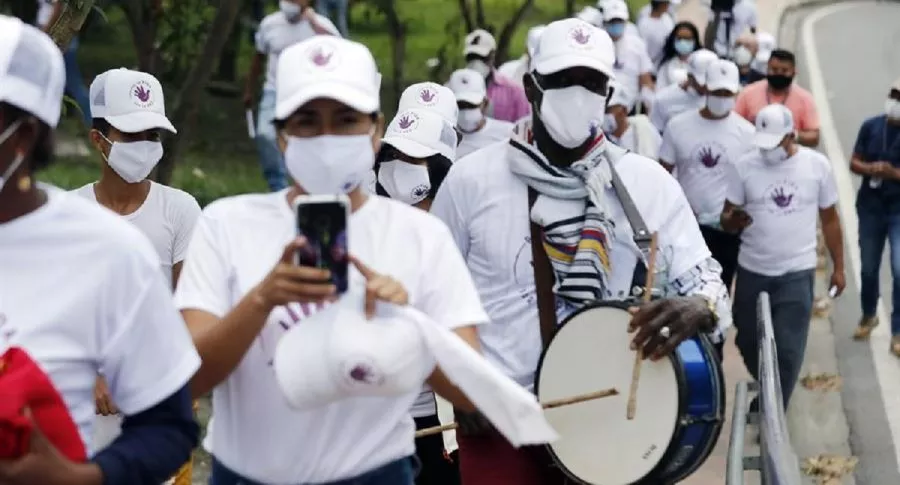 Exguerrilleros de las Farc, que caminaron por las calles de Quetame (Cundinamarca) este sábado, llegaron a Bogotá para protestar por asesinatos en su contra tras la firma del acuerdo de paz en 2016.