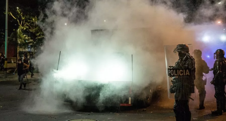 Esmad lanza gases lacrimógenos (sobre los que el 29 de octubre de 2020 se ordenó su suspensión inmediata) para dispersar a los manifestantes durante las protestas contra el abuso policial, en Medellín, el 10 de septiembre de 2020.