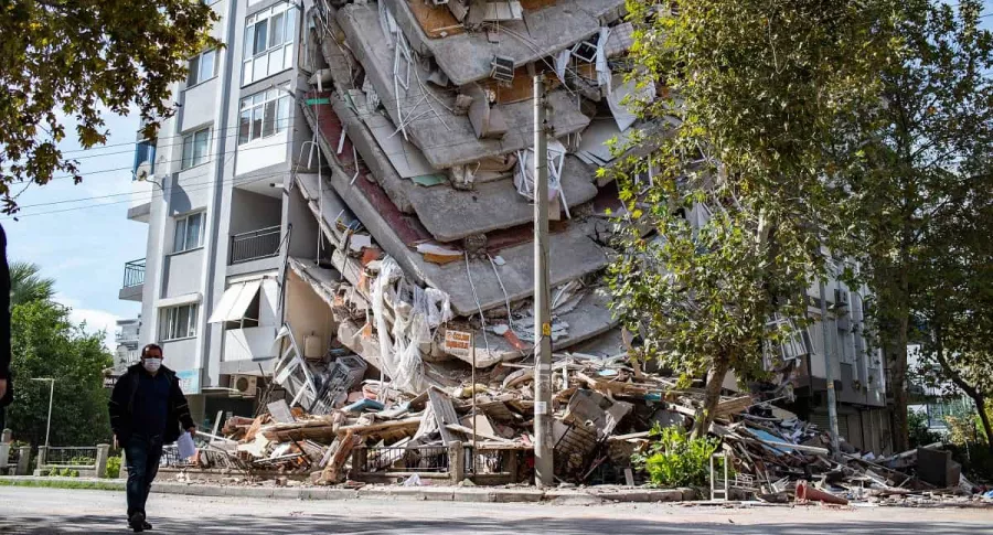 Edificio colapsado en Esmirna, una de las ciudades de Turquía más afectadas por el terremoto del 30 de octubre, que hasta este 1 de noviembre deja al menos 51 personas muertas en Turquía y otras 2 en Grecia. 