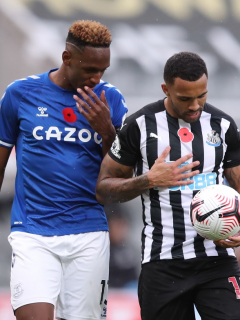 Yerry Mina fue titular en la derrota 2-1 del Everton ante Newcastle.