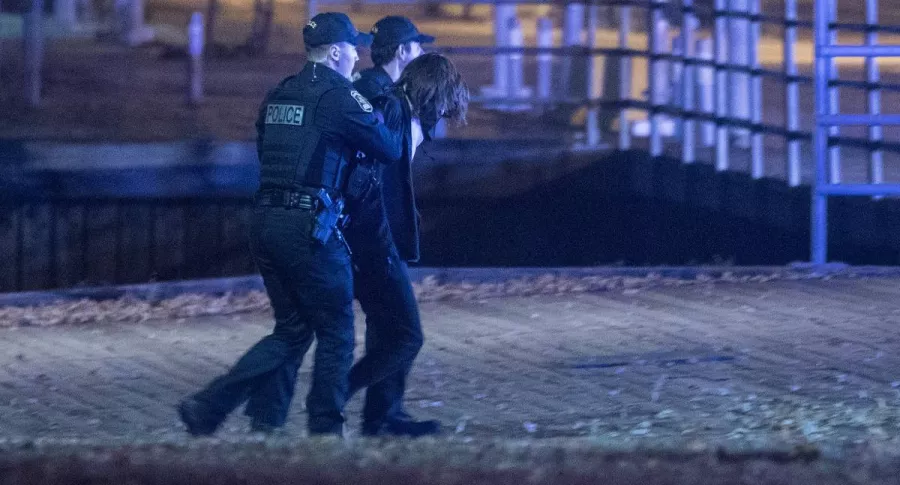 Agentes de policía detienen a un sospechoso cerca de la Asamblea Nacional de Quebec, en Quebec, el primero de noviembre de 2020, después de que dos personas murieran y cinco resultasen heridas por un sospechoso que empuñaba una espada y vestía ropa medieval.