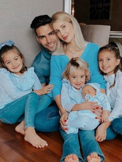 Falcao junto a eso esposa Lorelei Tarón y sus 4 hijos, quienes se disfrazaron de Superman para Halloween