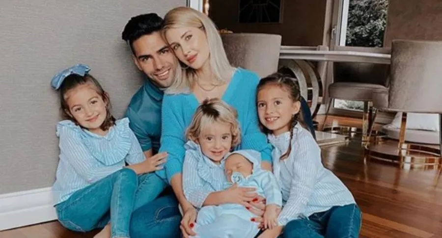 Falcao junto a eso esposa Lorelei Tarón y sus 4 hijos, quienes se disfrazaron de Superman para Halloween