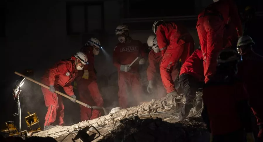 Equipos de rescate buscan bajo las ruinas de un edificio a algún sobreviviente del terremoto que sacudió a Turquía el 30 de octubre. El 2 de noviembre, en Esmirna, fueron rescatadas una niña de 3 años y una adolescente, tras 65 horas bajo los escombros.