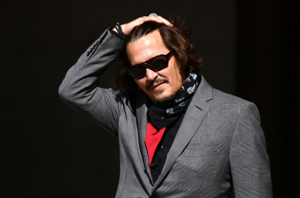 Johnny Depp, que acaba de perder la batalla jurídica contra el diario The Sun, cuando llegaba a una de las audiencias del proceso, el 21 de julio de 2020.