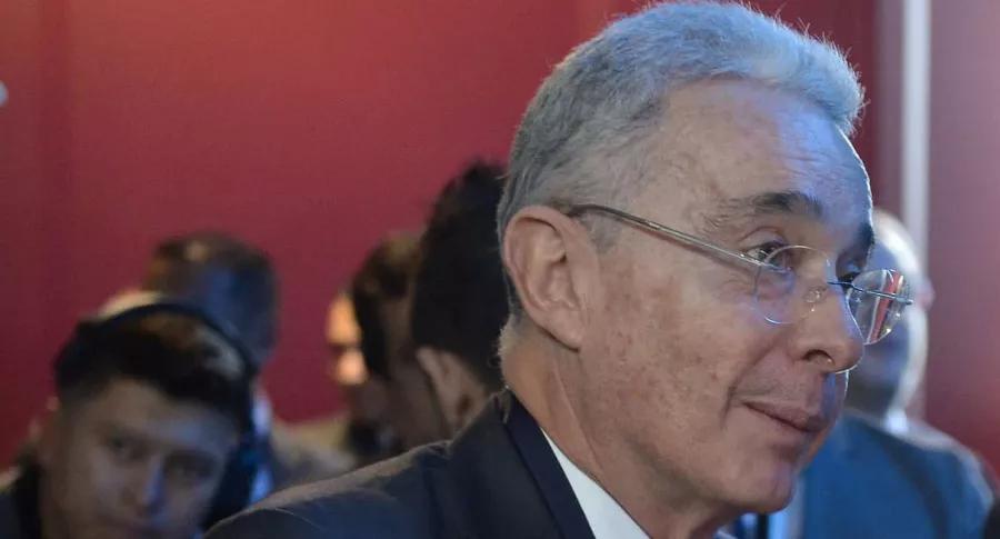 Álvaro Uribe Vélez, que propone más impuestos para los pudientes  y menos congresistas