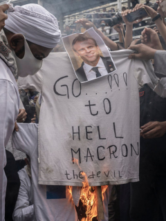 Musulmanes queman camiseta y foto de Macron