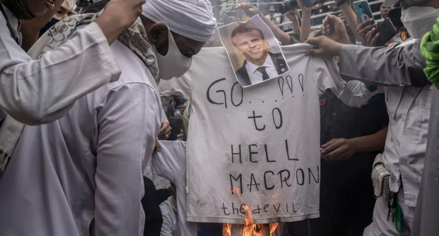 Musulmanes queman camiseta y foto de Macron