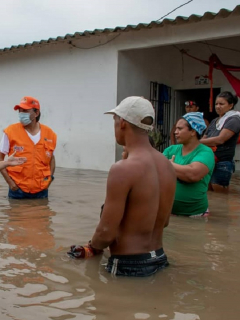 Organismos de socorro atienden a población afectada en Magdalena por lluvias provocadas por el huracán Eta, que en ese departamento ya dejan al menos 8.000 damnificados.
