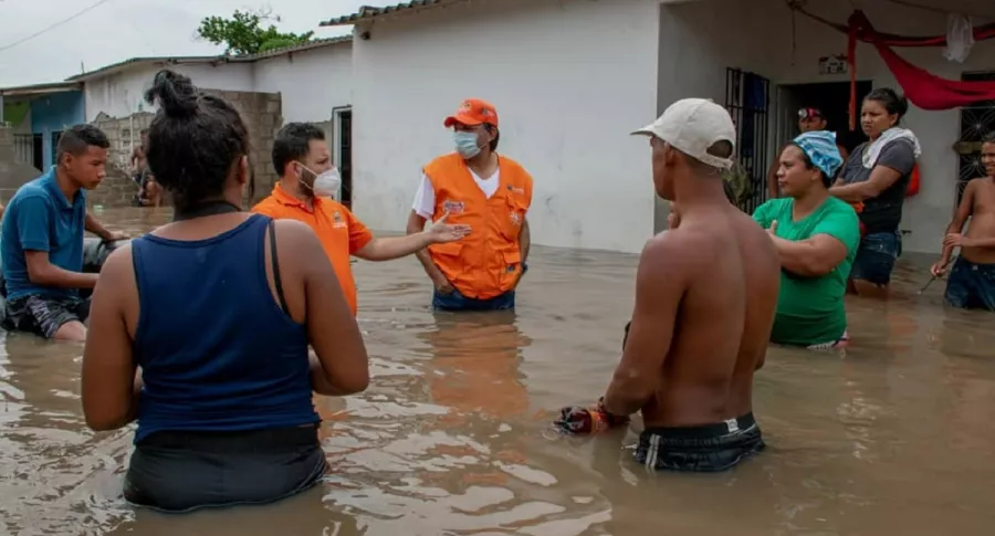 Organismos de socorro atienden a población afectada en Magdalena por lluvias provocadas por el huracán Eta, que en ese departamento ya dejan al menos 8.000 damnificados.