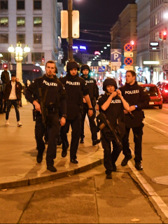 Policías patrullan las calles de Viena, después de ataques terroristas.