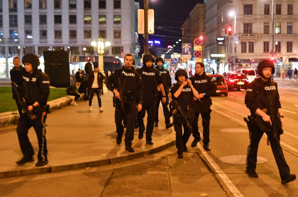 Policías patrullan las calles de Viena, después de ataques terroristas.