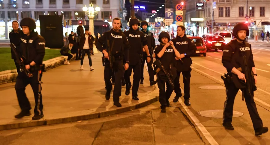 Policías patrullan las calles de Viena, después de ataques terroristas.