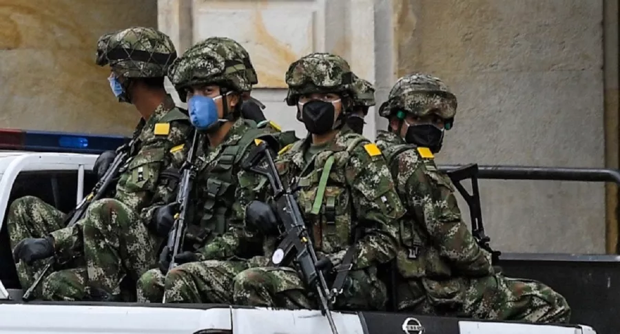 Ejército en ciclorrutas de Bogotá divide a los ciudadanos