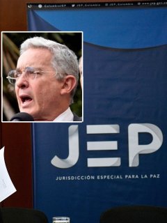 Presidenta de la JEP, a la que la CPI elogió, y Álvaro Uribe, que pidió derogarla. [Fotomontaje de Pulzo)