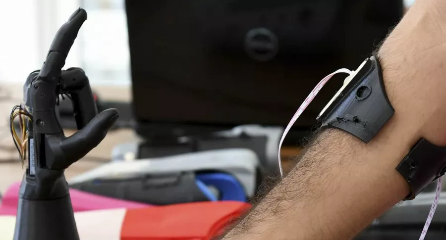 Los ingenieros tunecinos prueban un prototipo de una mano artificial el 20 de octubre de 2020 en el emprendimiento Cure Bionics.